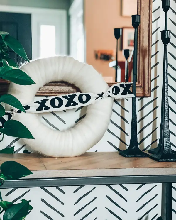 DIY easy yarn wreath with xoxo ribbon banner for Valentine's Day is so cute and simple!