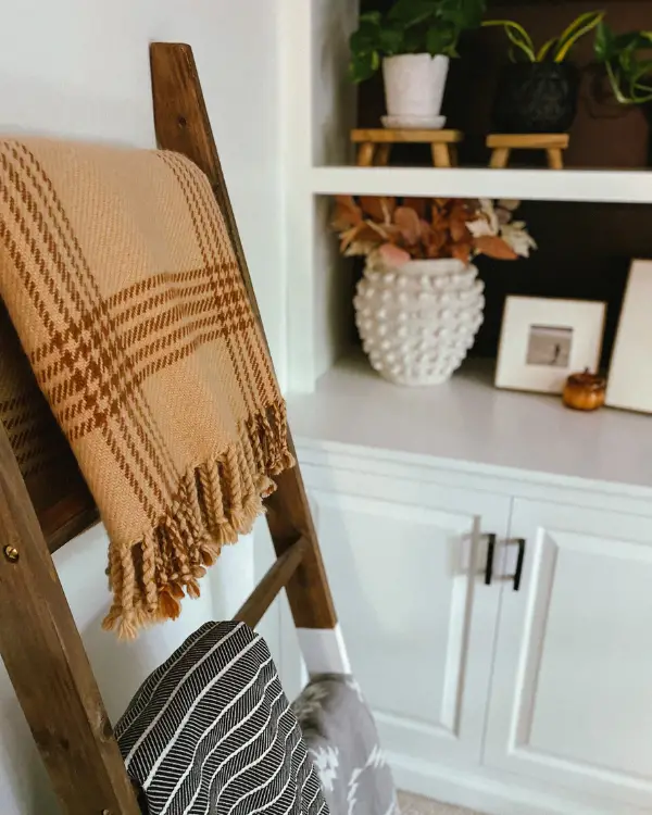 fall decor idea: using throw blankets in fall colors